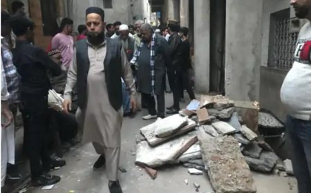 मंटोला में हादसा, पुराने मकान की छत गिरी, बिजली मिस्त्री मलबे में दबा, घायल