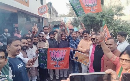 बिहार चुनाव में एनडीए की प्रचंड जीत पर आगरा में जश्न, बांटे लड्डू, ढोल-नगाड़ों पर झूमे भाजपाई