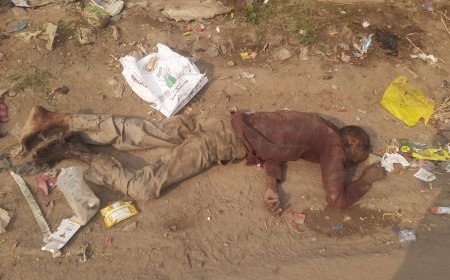 आगरा के किरावली कस्बे में सड़क किनारे मिला अधेड़ का शव, कोई नहीं पहचान पाया