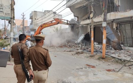 बरेली में बुलडोजर का बड़ा वार, तौकीर रज़ा के करीबी कॉलोनाइज़र आरिफ की दो विशाल संपत्तियां  ध्वस्त, क्षेत्र में खलबली