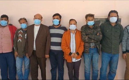 आगरा के होटल से विदेशों में बैठे साइबर ठगों के आठ हैंडलर गिरफ्तार, 42 एटीएम कार्ड, 11 चेकबुक, नौ मोबाइल फोन, एक कार, नेपाली मुद्रा और अन्य इलेक्ट्रॉनिक उपकरण मिले, साइबर ठगी का इंटरनेशनल नेटवर्क हुआ बेनकाब