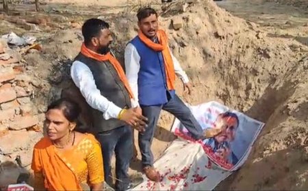 टीएमसी विधायक हिमायूं कबीर के बाबरी मस्जिद निर्माण संबंधी बयान पर आगरा में हिंदी महासभा का तीखा विरोध, मीरा राठौर का ऐलान- कबीर को जिंदा या मुर्दा लाने वाले को अपने सोने के कंगन भेंट करूंगी