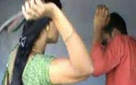 सब्जी मंडी में मनचले की जमकर धुनाई, कई दिन से परेशान महिला ने सरेआम कर दी पिटाई, भीड़ ने भी दिया साथ
