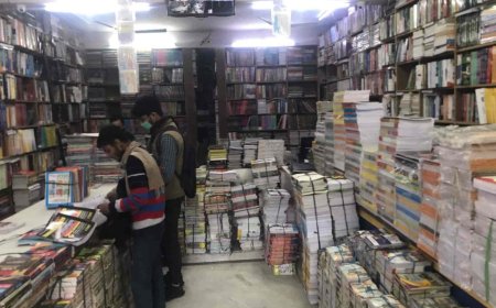 आगरा में बड़ी कार्रवाई, मानव बुक डिपो पर छापा, तीन बड़े प्रकाशनों की नकली किताबें जब्त