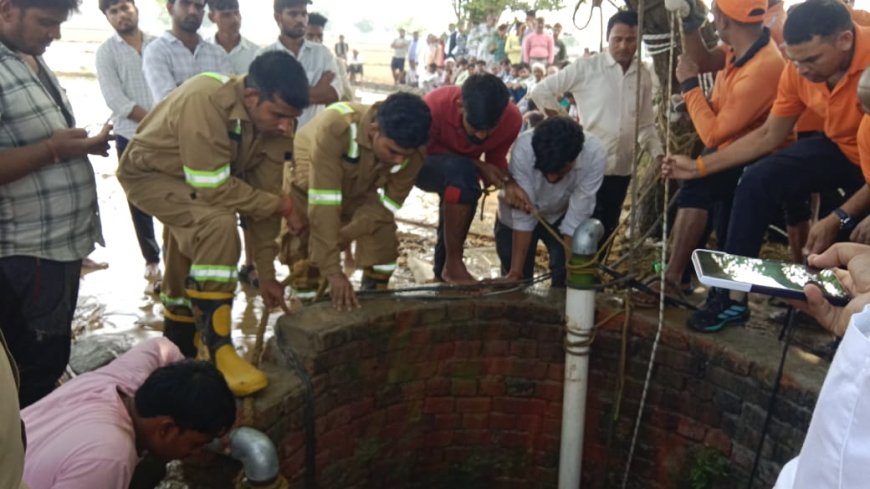 आगरा में बाकंदा खास के जलदरिया कुएं की अथाह जलराशि के सामने मानव और मशीनें बेबस