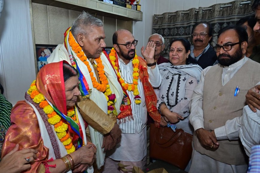 दीप्ति के घर पहुंच मंत्री योगेंद्र उपाध्याय ने माता-पिता का किया अभिनंदन, ढोल बजे और आतिशबाजी