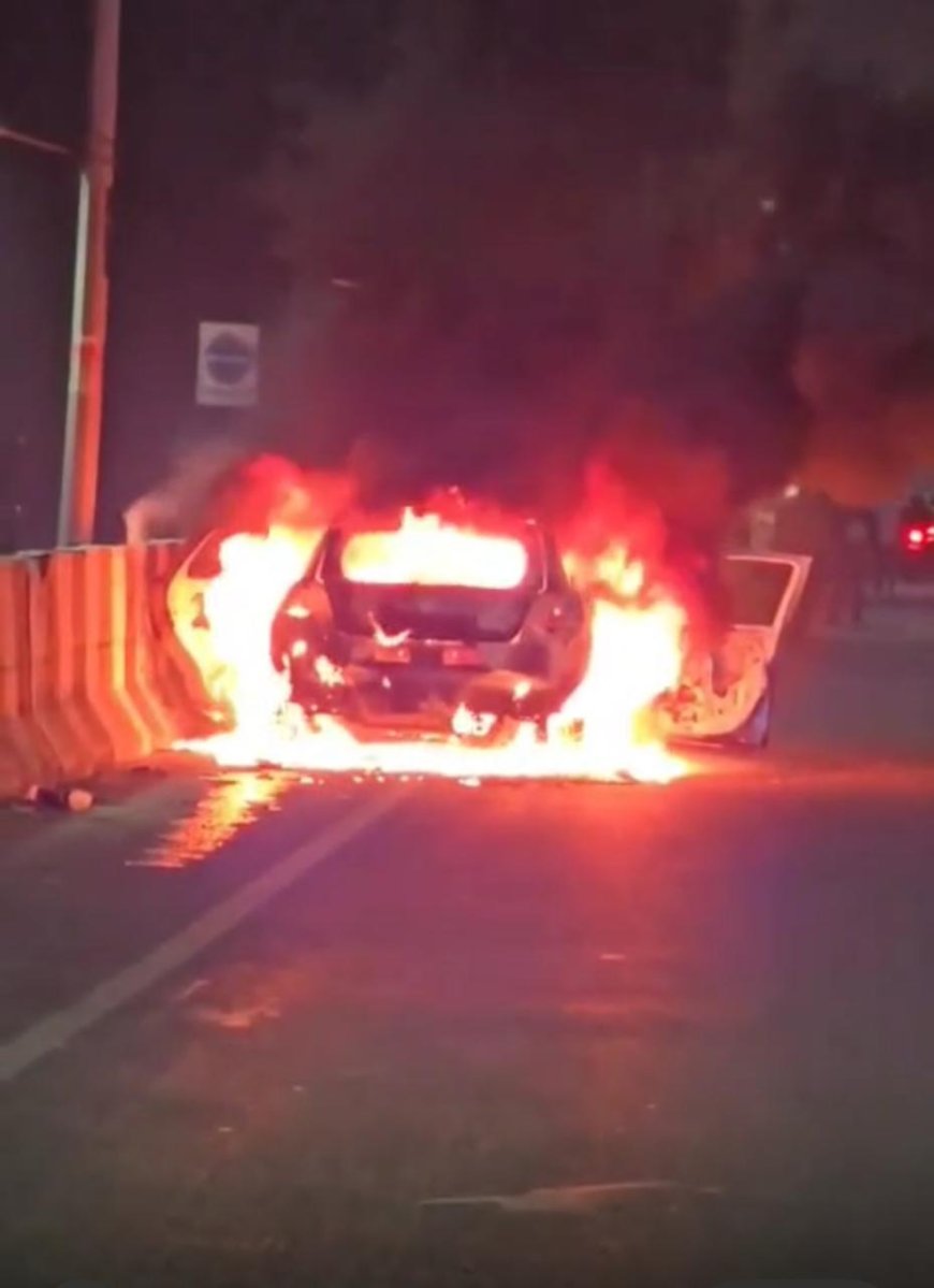 आगरा में हाईवे पर दौड़ती कार बनी आग का गोला, दो सवारों ने कूदकर बचाई जान, ट्रैफिक रुका