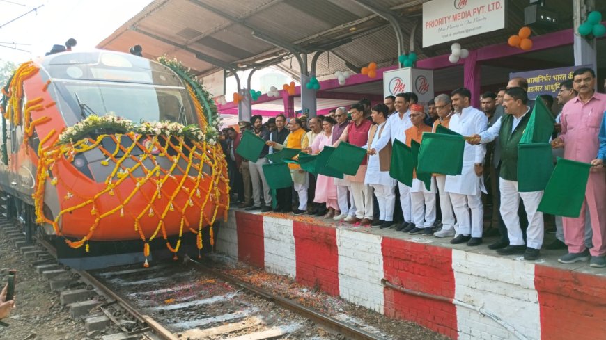 बरेली को मिली तीसरी वंदे भारत एक्सप्रेस, स्टेशन पर स्वागत, जनप्रतिनिधियों ने दिखाई हरी झंडी