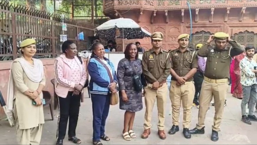 ताजमहल पर खोई केन्या की महिला पर्यटक को ताज सुरक्षा पुलिस ने 40 मिनट में परिवार से मिलवाया