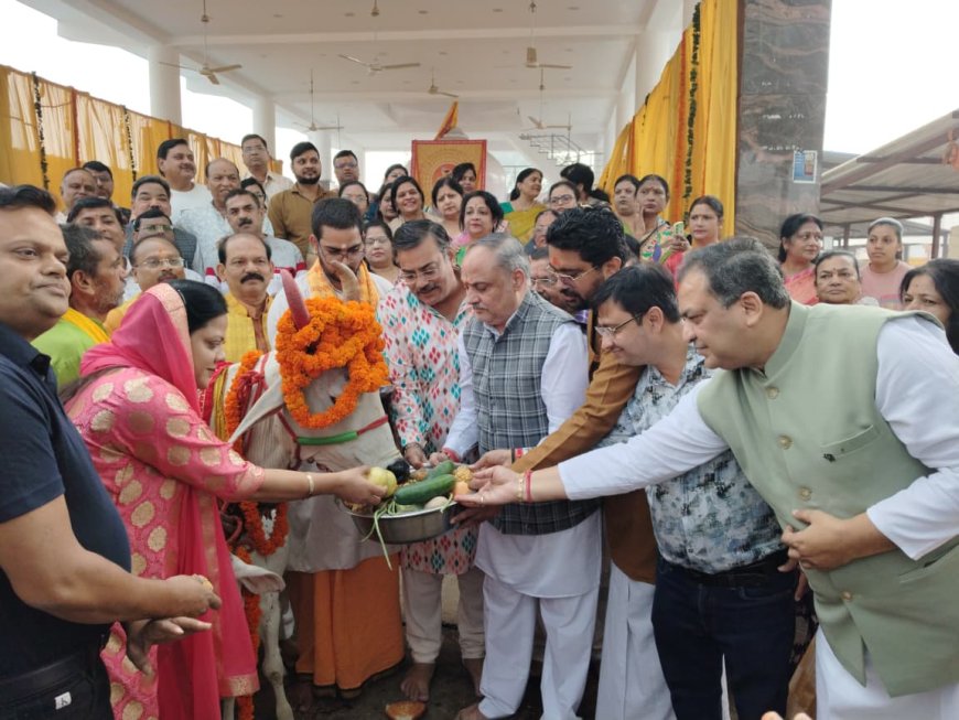 श्री गिरिराज जी सेवक मंडल परिवार ने गौ माता को अर्पित किए छप्पन भोग, गोवर्धन महोत्सव की तैयारियां
