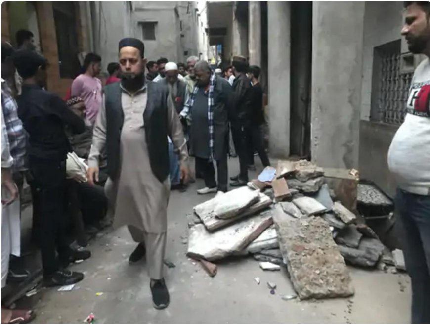 मंटोला में हादसा, पुराने मकान की छत गिरी, बिजली मिस्त्री मलबे में दबा, घायल