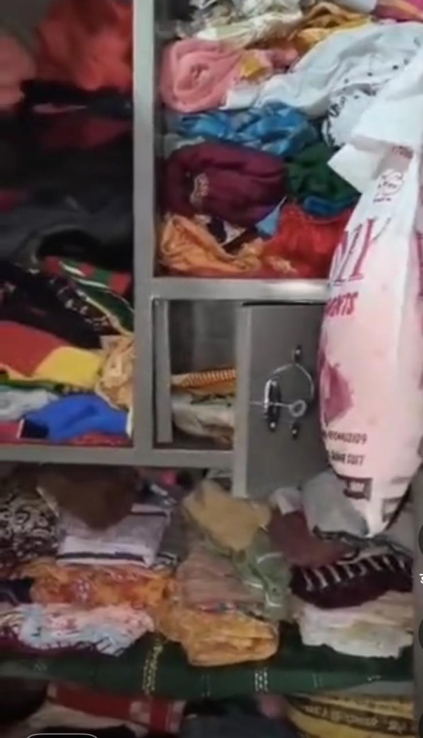 आगरा में चोरों का आतंक, रिश्तेदारी में गए परिवार के घर का ताला तोड़ लाखों के जेवरात और नकदी पार