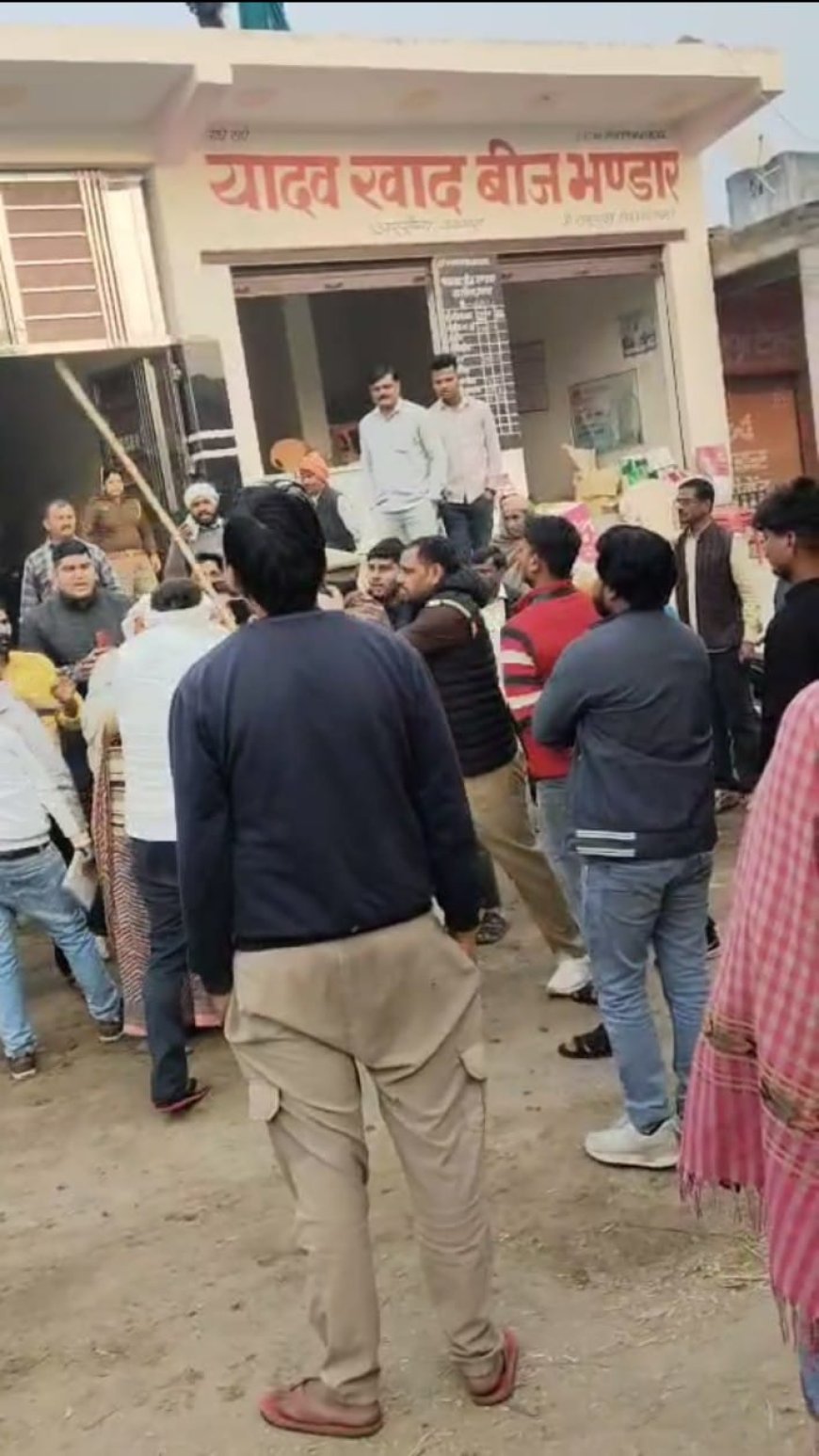 आगरा के अरसेना में विद्युत प्रवर्तन टीम पर लाठी-डंडों से हमला, कर्मियों ने भागकर बचाई जान