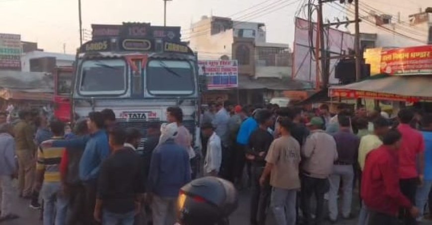 आगरा के एत्मादपुर में हाईवे पर हादसाः टक्कर के बाद टैंकर के नीचे जा घुसी बाइक, दो युवक घायल