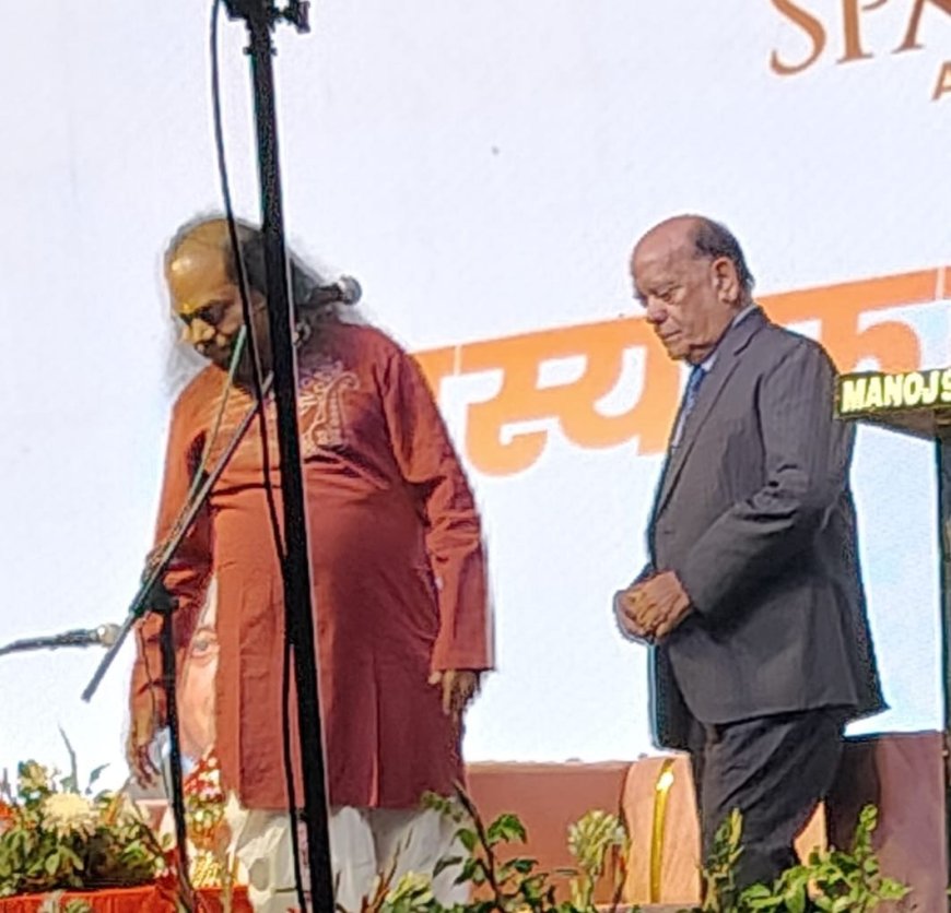 ‘एक शाम मुस्कराहटों के नाम’: आगरा में सुरेंद्र शर्मा और शंभू शिखर ने कविताओं से महफिल लूटी