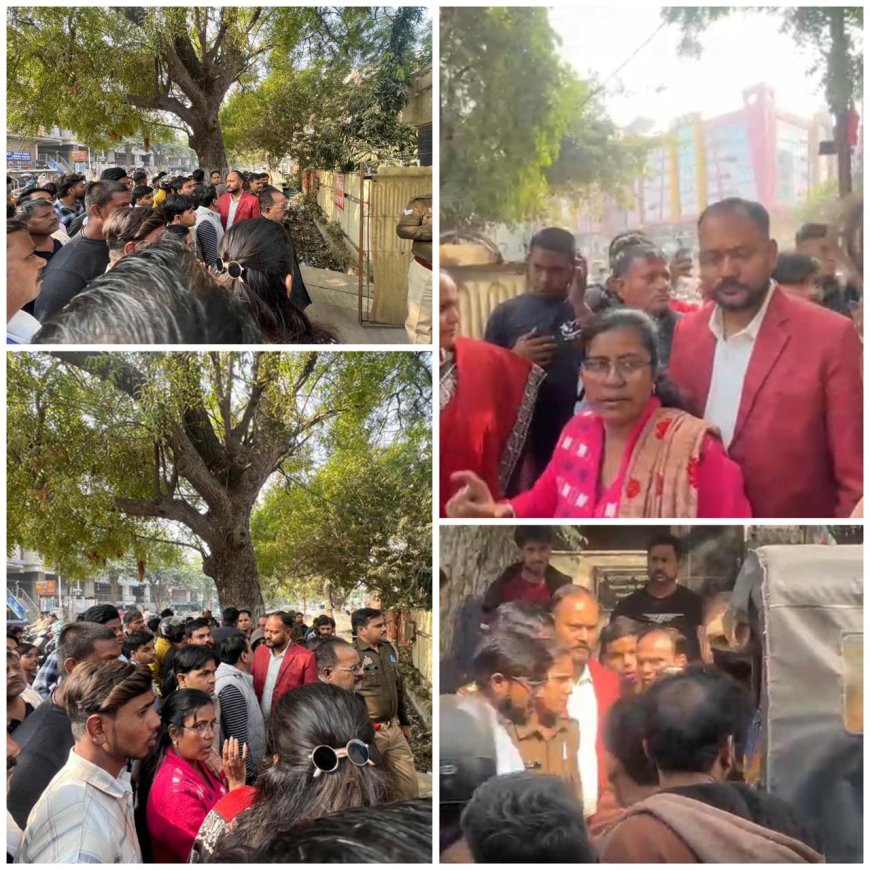 आगरा में आवास विकास कॊलोनी के सेक्टर सात में हिंदूवादियों ने किया धर्मांतरण गिरोह का पर्दाफाश, ईसाई मिशनरी के लोग जाटव और वाल्मीकि समाज के गरीब लोगों का धर्मांतरण करा रहे थे, पुलिस ने मौके से चार किये गिरफ्तार