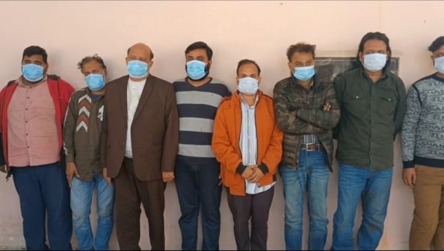 आगरा के होटल से विदेशों में बैठे साइबर ठगों के आठ हैंडलर गिरफ्तार, 42 एटीएम कार्ड, 11 चेकबुक, नौ मोबाइल फोन, एक कार, नेपाली मुद्रा और अन्य इलेक्ट्रॉनिक उपकरण मिले, साइबर ठगी का इंटरनेशनल नेटवर्क हुआ बेनकाब