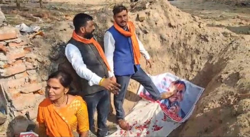 टीएमसी विधायक हिमायूं कबीर के बाबरी मस्जिद निर्माण संबंधी बयान पर आगरा में हिंदी महासभा का तीखा विरोध, मीरा राठौर का ऐलान- कबीर को जिंदा या मुर्दा लाने वाले को अपने सोने के कंगन भेंट करूंगी