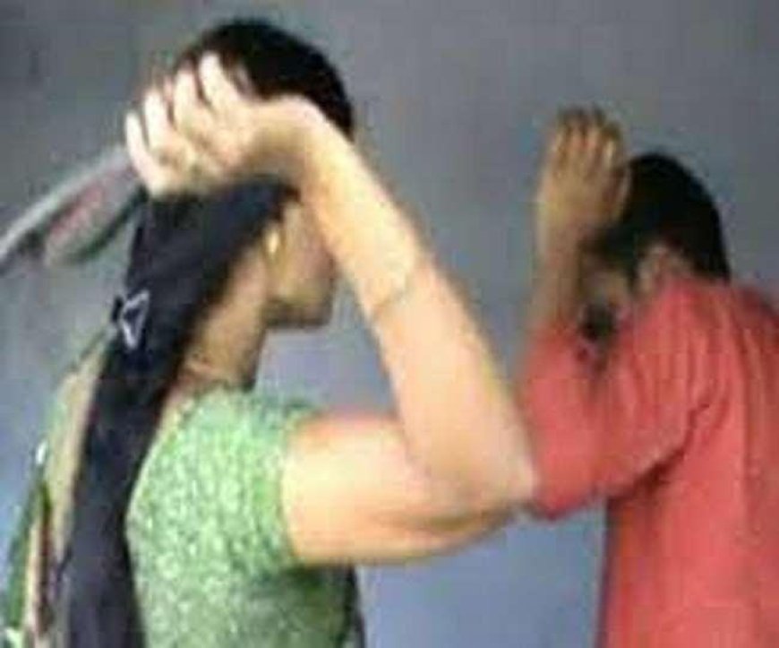 सब्जी मंडी में मनचले की जमकर धुनाई, कई दिन से परेशान महिला ने सरेआम कर दी पिटाई, भीड़ ने भी दिया साथ