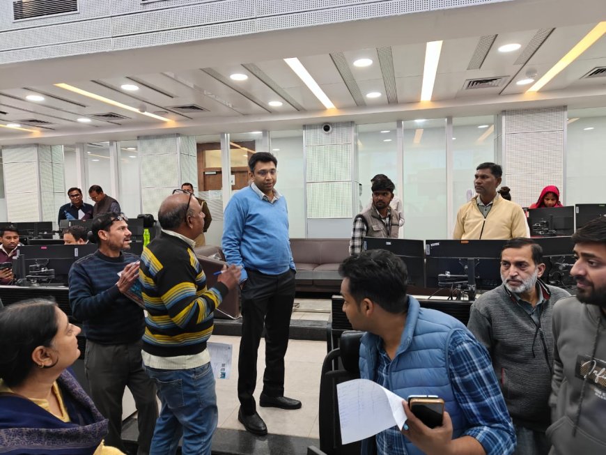 मतदाता सूची को शुद्ध व पारदर्शी बनाने की पहल, डीएम ने स्मार्ट सिटी ऑफिस में डिजिटाइजेशन सेंटर का निरीक्षण किया