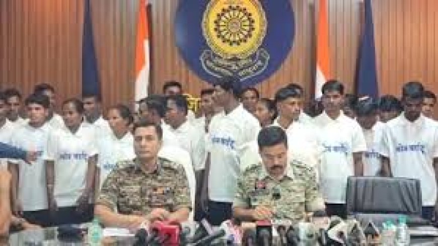 दंतेवाड़ा में 37 नक्सलियों ने किया समर्पण, इन पर 65 लाख का था इनाम