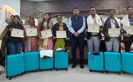 आगरा में बीएलओ का गौरव समारोह, मतदाता सूची पुनरीक्षण में 100% डिजिटाइजेशन पर डीएम ने किया सम्मानित