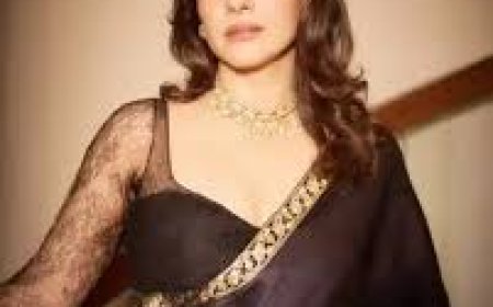 ब्लैक साड़ी में बेहद सुंदर दिखीं काजोल, फैंस का ध्यान भी खींचा