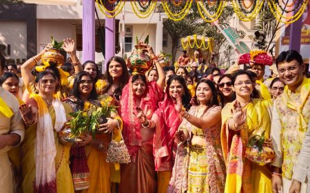 पीताम्बरी सागर में डूबी आस्था: आगरा में 151 कलशों संग श्रीमद् भागवत कथा का भव्य शुभारंभ