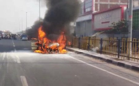 चलती कार बनी आग का गोला, एत्माद्दौला में एनएच-2 पर बड़ा हादसा टला, कूदकर बचाई जान