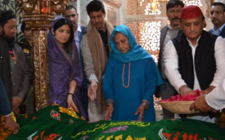 अखिलेश यादव ने डिंपल और जया बच्चन संग फतेहपुर सीकरी में सलीम चिश्ती की दरगाह पर की चादरपोशी, बोले- भाजपा से हमने भी समीकरण बदलने की कला सीख ली है, अगले चुनाव में आगरा समेत यूपी में खेल बदलेंगे