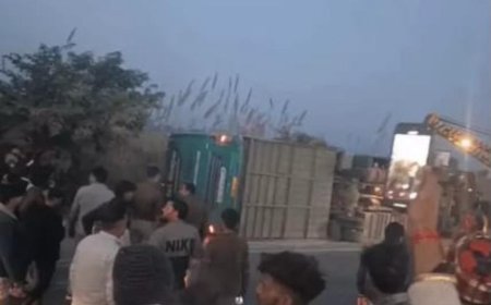 किरावली हाईवे पर  बेकाबू स्लीपर बस पलटी, एक की मौत, कई यात्री घायल