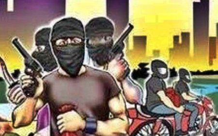 मथुरा में हाईवे पर दिनदहाड़े चांदी की लूट! आगरा के सराफा कारोबारी के भांजे पर चार लुटेरों का हमला, ग्रामीणों ने एक बदमाश को पकड़ा और सरेराह धुना, बाकी तीन फरार, आगरा से ही पीछा करते-करते मथुरा तक पहुंचे लुटेरे