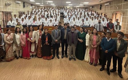 एसएन मेडिकल कॉलेज में व्हाइट कोट सेरेमनी, नए बैच के भविष्य के डॉक्टरों ने ली चिकित्सा सेवा की शपथ