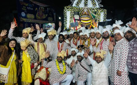 आगराः पोशाक अर्पण रथयात्रा में श्याम नाम के जयघोष, कल सात जोड़े बंधेंगे परिणय सूत्र में