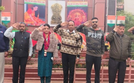 2882 दिन की अखंड देशभक्ति, ताज नगरी के तिरंगा चौक पर गायिका मनु कौर ने फहराया शान से राष्ट्रीय ध्वज