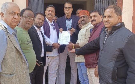 ताजमहल के 500 मीटर दायरे में रहने वाले व्यापारियों को राहत की उम्मीद, कलेक्ट्रेट पहुंचे ताजगंज व्यापारी