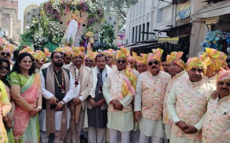 श्री गिरिराज जी के छप्पन भोग महोत्सव के लिए शहर में निकाली गई भव्य आमंत्रण यात्रा