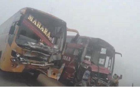 घने कोहरे में आगरा–जयपुर हाईवे पर भीषण हादसा, बस में घुसा कैंटर, कई वाहन आपस में भिड़े