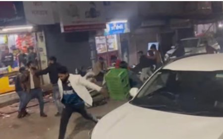 आगरा के गांधी नगर में सरेआम गुंडागर्दी, थार से उतरे दबंगों का कहर, कार सवार युवकों पर लाठी-डंडे से हमला