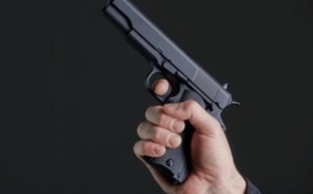 आगरा में नाबालिग के हाथ में तमंचा थमाकर फोटो वायरल, मलपुरा पुलिस ने युवक पर दर्ज किया मुकदमा