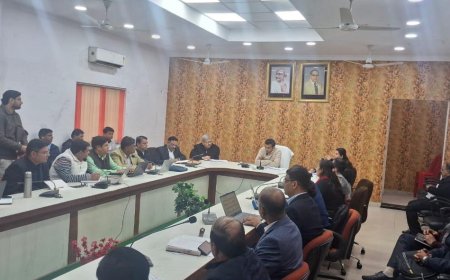 स्वास्थ्य योजनाओं में लापरवाही पर आगरा डीएम सख्त, आयुष्मान व पल्स पोलियो को लेकर दिए कड़े निर्देश