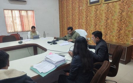 आगरा में बढ़ते प्रदूषण पर डीएम  का सख्त रुख, भारी वाहनों को नॉर्दर्न बाईपास से भेजने के निर्देश