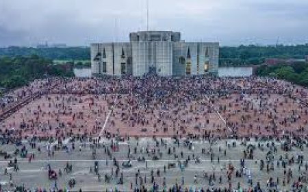 बांग्लादेश में फिर भड़की हिंसा, हादी के जनाजे में आई भीड़ ने की संसद पर हमले की कोशिश, तनाव