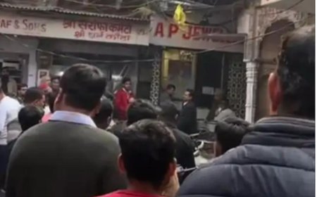 आगरा में एपी ज्वेलर्स पर आयकर विभाग की सर्च दूसरे दिन भी जारी, सराफा एसोसिएशन ने उठाए सवाल