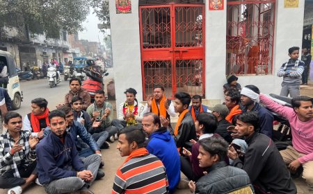 आगरा में मंदिरों के पास मीट–मांस की दुकानों पर बवाल, विहिप–बजरंग दल का धरना, नारेबाजी