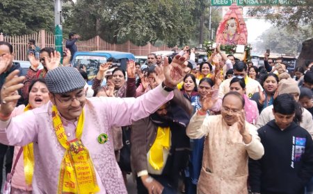 दूध की सप्तधारा, भजनों की गूंज, गोवर्धन में सजी छप्पन भोग की दिव्यता