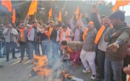 बांग्लादेश में हिंदुओं पर हिंसा के विरोध में उबाल, आगरा के हरीपर्वत चौराहे पर विश्व हिंदू महासंघ का जोरदार प्रदर्शन