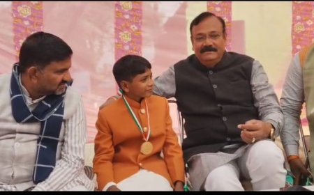 आगरा में मगरमच्छ से पिता को बचाने वाले वीर बालक अजयराज का सांसद चाहर ने किया सम्मान, 51 हजार रुपये की धनराशि भी भेंट की