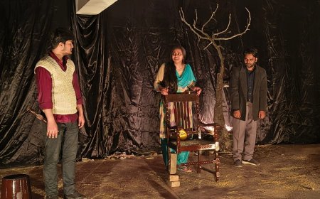 ‘एक टूटी हुई कुर्सी’ ने ताजनगरी को किया आत्ममंथन के लिए मजबूर, रिश्तों और जीवन की उलझनों का सशक्त मंचन