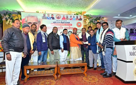 अटल जी की स्मृति में शिक्षा को समर्पित पहल, आगरा कॉलेज में गेस्ट हाउस निर्माण हेतु ₹11 लाख का चेक भेंट
